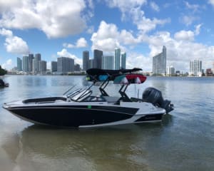 Boat Tour Miami - 1 Hour 30 minutes (Up to 6 People!)