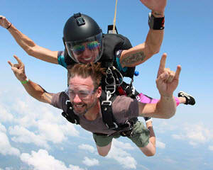 Skydiving in Chicago Weekday - 14,000ft Jump